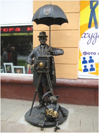 Памятник коту и фотографу у входа в фотостудию, Барановичи