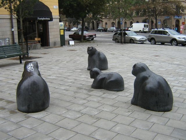 Городские скульптуры котов в Швеции