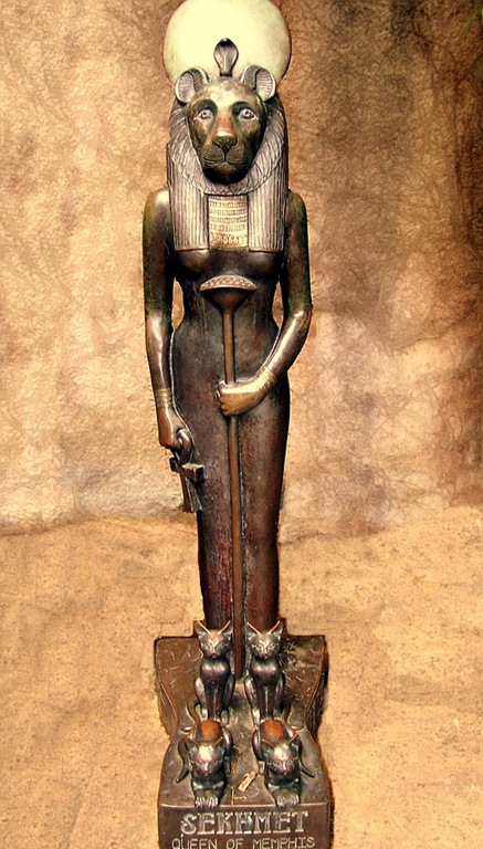 Статуя богини Сехмет с кошками, мотив древнеегипетского культа