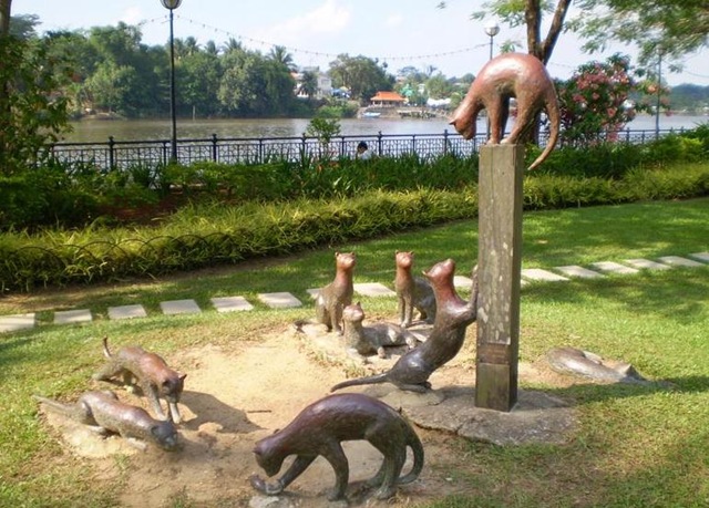 Городская скульптура котов в Кучинге, Саравак