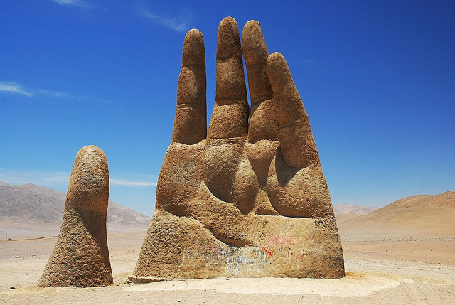 Рука Пустыни: памятник человеческой уязвимости. ФОТО