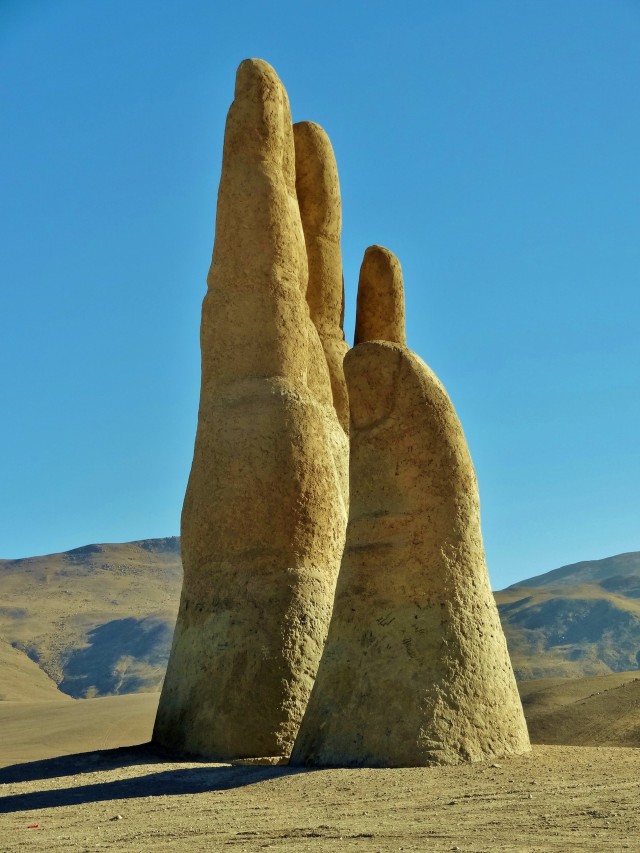 Рука Пустыни: памятник человеческой уязвимости. ФОТО