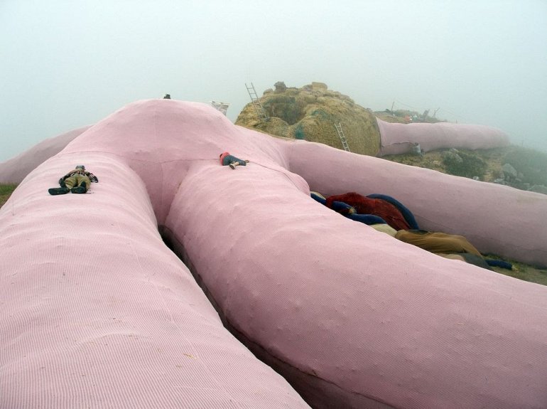 Гигантский розовый кролик на холме Коллето-Фава. ФОТО