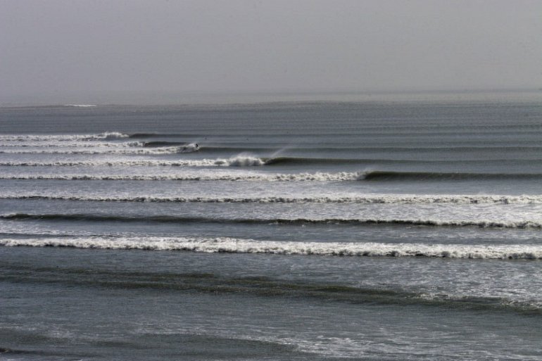Самые длинные волны в мире на побережье Чикама. ФОТО