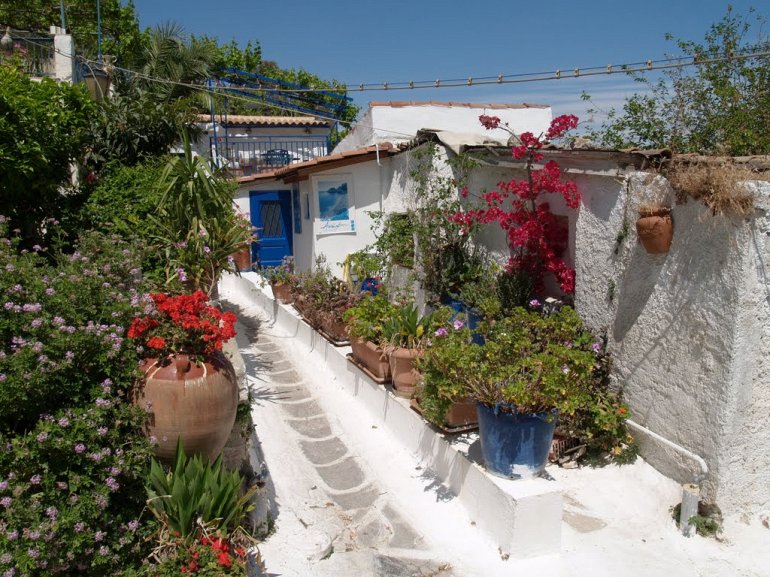 Анафиотика - небольшой уютный район в Афинах. ФОТО