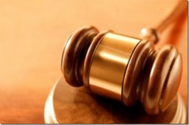 судья с молотком в зале суда