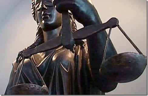 пожилая женщина за компьютером