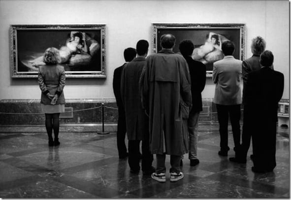 люди на городской улице в черно-белом кадре