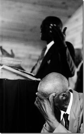 сцена повседневной жизни в черно-белой фотографии