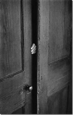 парный черно-белый городской сюжет