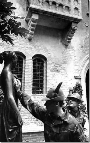 черно-белый кадр с выразительным моментом