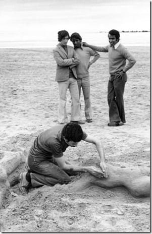 люди в городской среде на черно-белом снимке