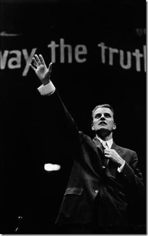 уличный кадр с людьми в городе