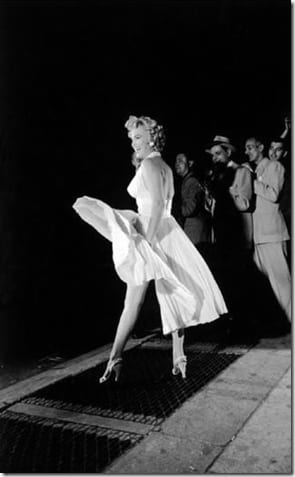 черно-белая сценка из повседневной жизни