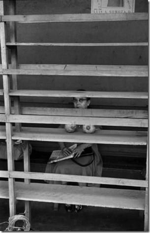 черно-белая фотография с людьми на улице