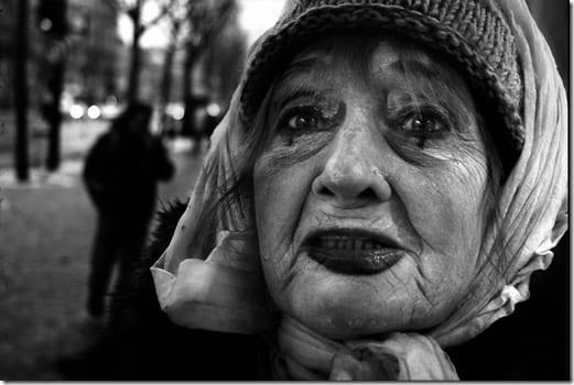 черно-белый городской кадр с атмосферой улицы