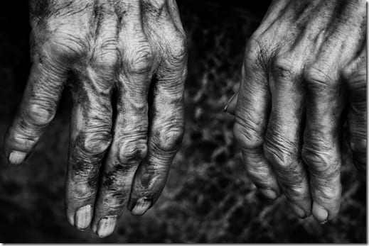 черно-белая сцена городской повседневности