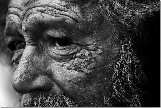 фрагмент городской жизни в монохроме