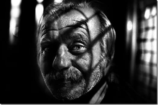 черно-белая улица с игрой света и тени