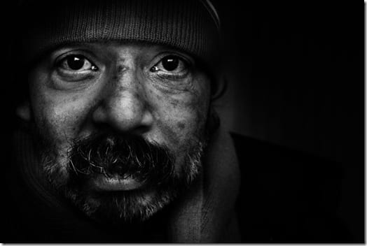 широкий черно-белый вид городской улицы