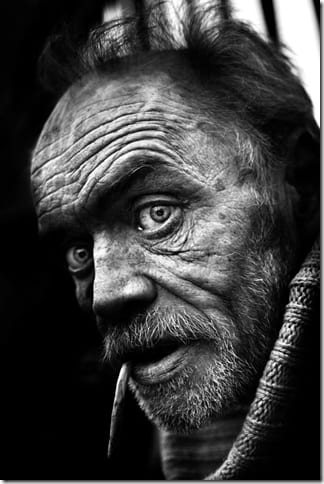 уличная сцена в черно-белой фотографии