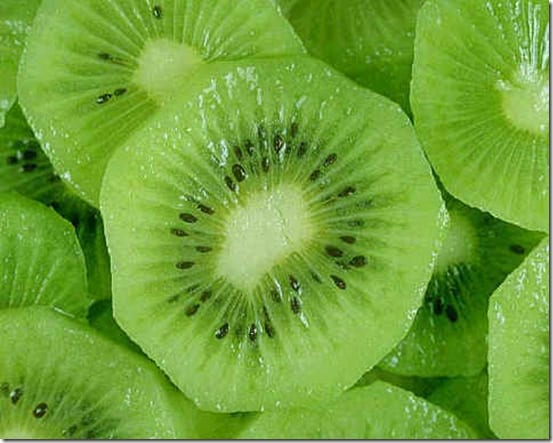 киви в разрезе, видна зелёная мякоть