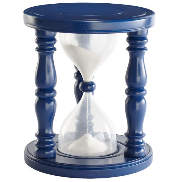 детский стул с песочными часами в интерьере