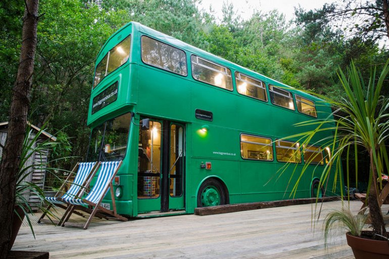 отель в зеленом автобусе