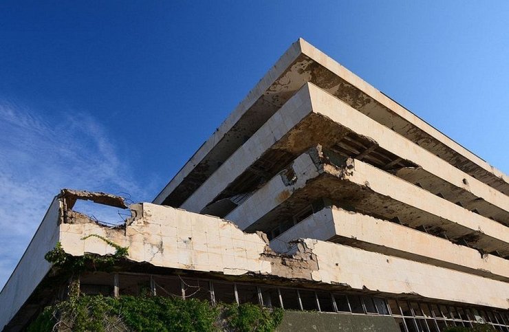 разрушенный отель