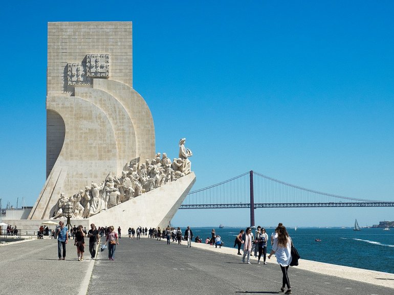 памятник первооткрывателям в лиссабоне