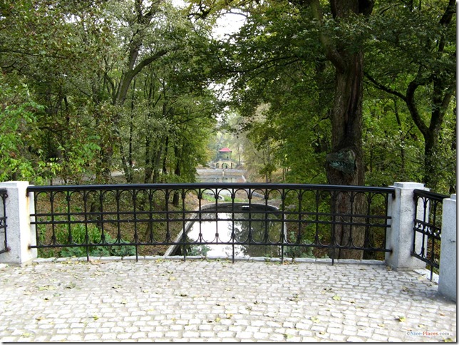 Аллея, ведущая к колоннаде