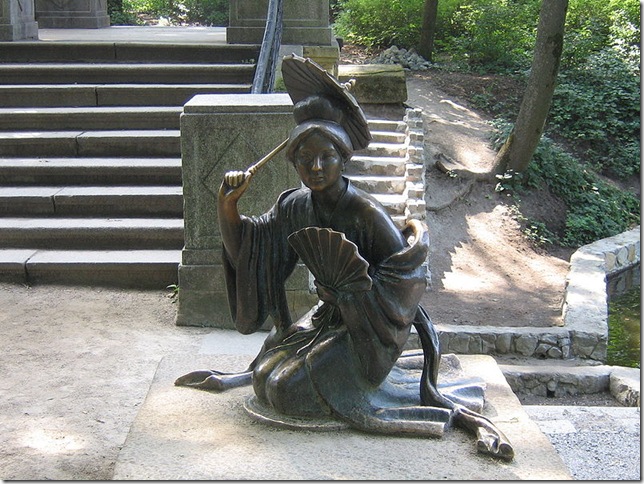 Скульптура китаянки