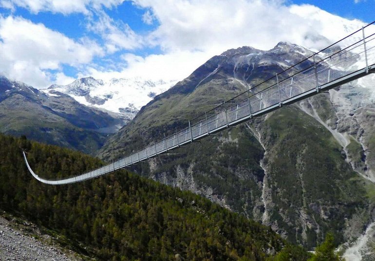 мост чарльза куонена в швейцарских альпах