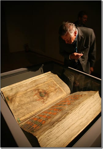 Детали текста и миниатюр Codex Gigas