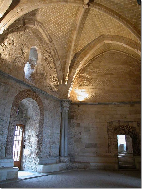 Castel del Monte interior