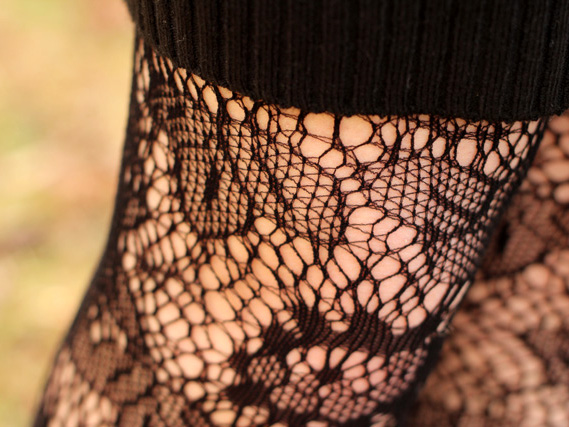 женские ноги в колготках с мелкой сеткой и туфлях на каблуке