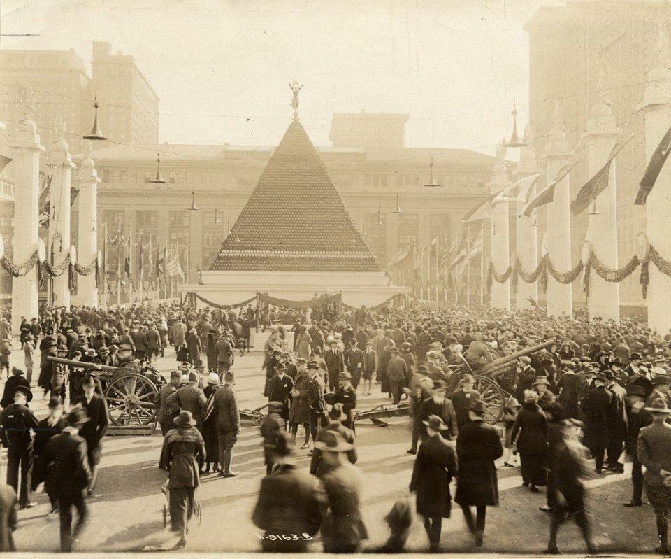 Фото Пирамида из касок немецких солдат в Нью-Йорке