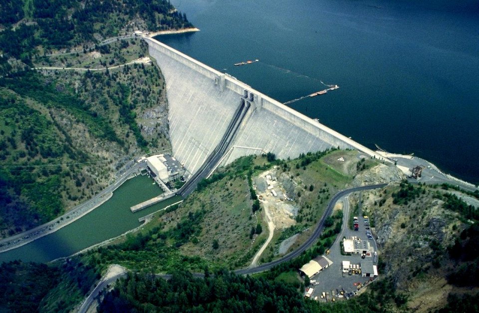 Какая длина дамбы. Тери ГЭС. Самая высокая плотина ГЭС В мире. ГЭС Бьедрон.