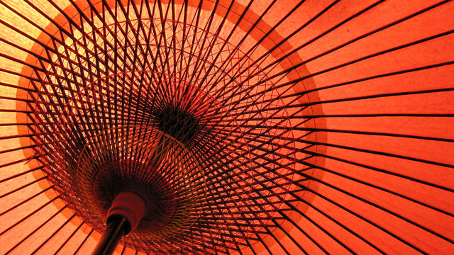 Фото Открытый зонт в помещении