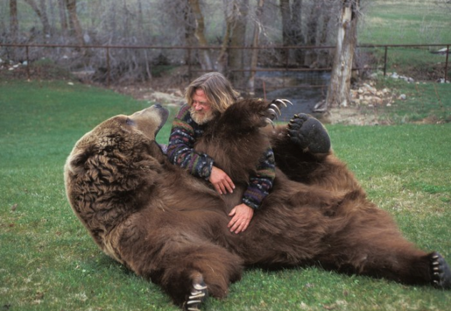 Фото Человек и медведь