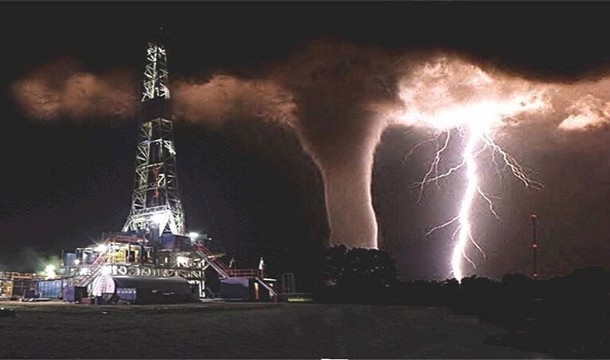 Фото Нефтяная платформа, смерч и молния