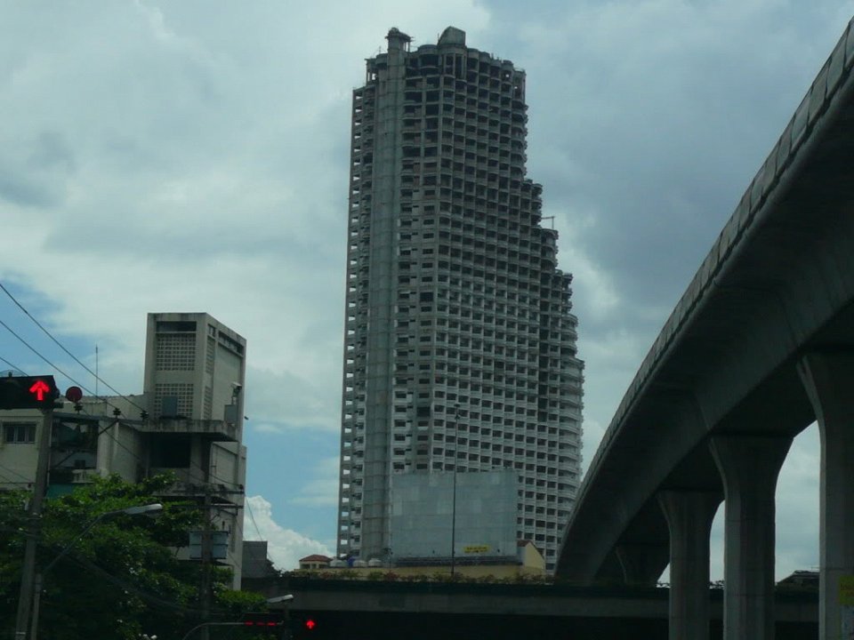 Unique tower. Башня Саторна Таиланд. Небоскреб призрак Бангкок. Бангкок небоскреб-призрак Sathorn unique. Заброшенный отель Бангкок.