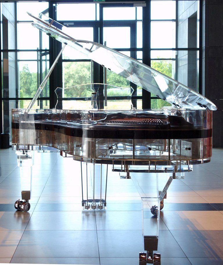 Дорогие музыкальные инструменты. Стеклянный рояль. Прозрачный рояль. Прозрачное пианино. Рояль дорогой в мире.