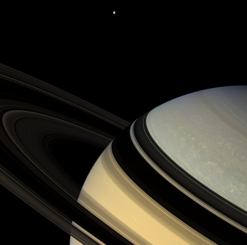 Фото Плавающий Сатурн
