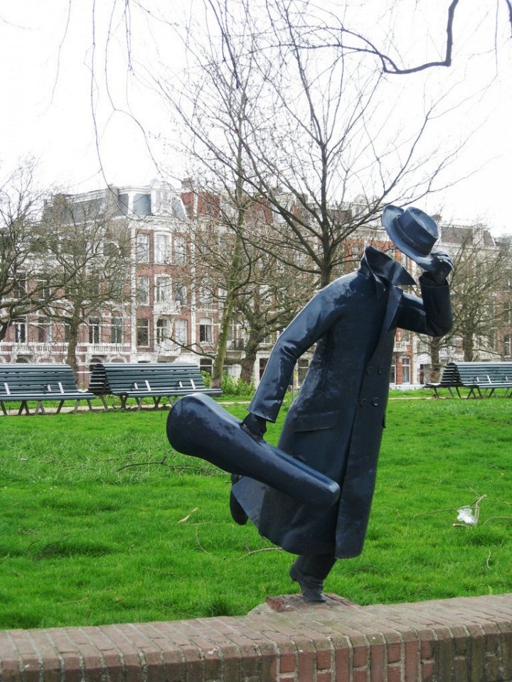 Фото Безголовый музыкант в Амстердаме