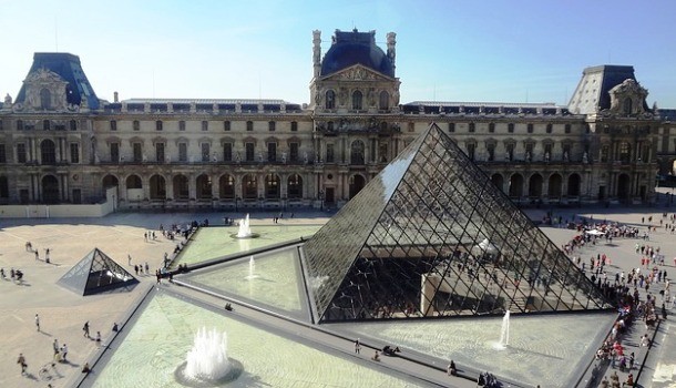 Фото Посещаемость Лувра в Париже