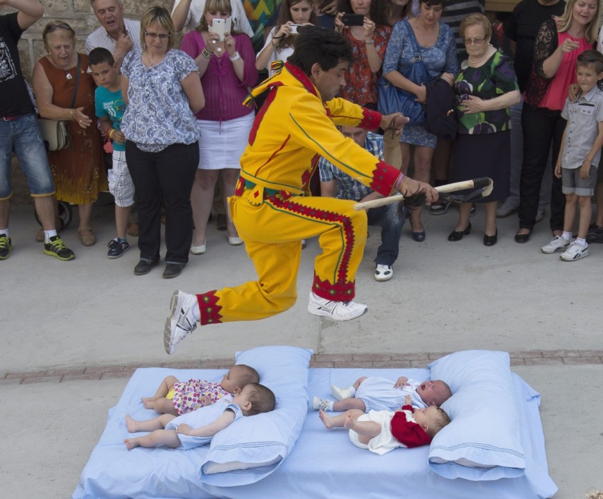Прыжки через младенцев в испании
