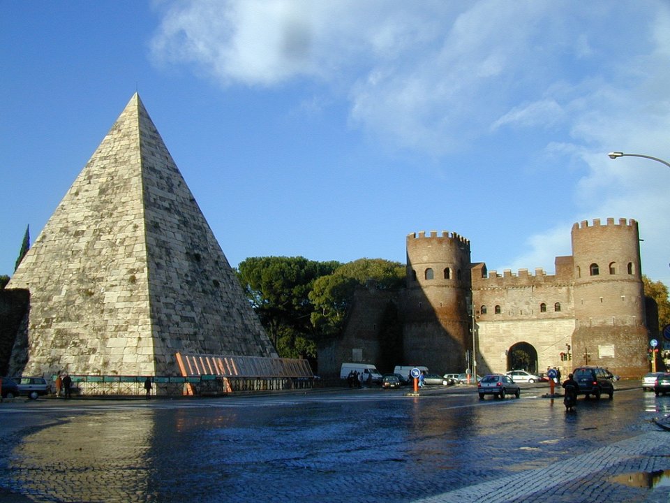 Фото Пирамида Цестиуса в Италии