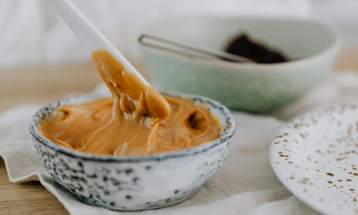 Фото Арахисовое масло светится в темноте