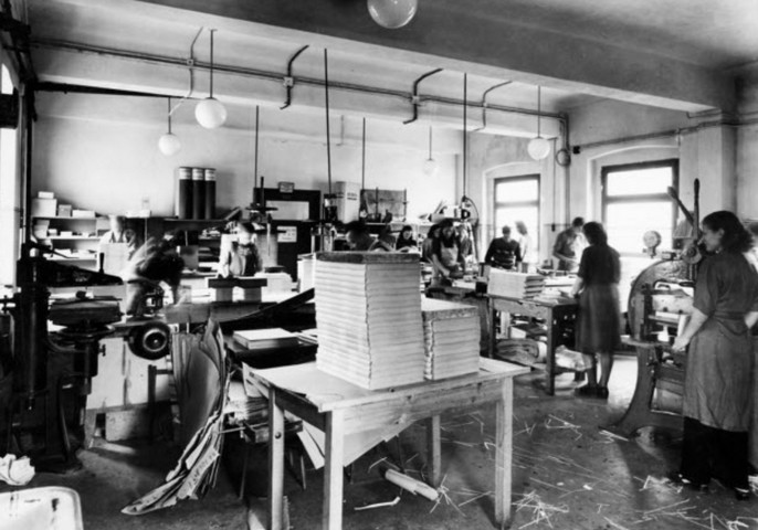 Фото Работница переплетной мастерской